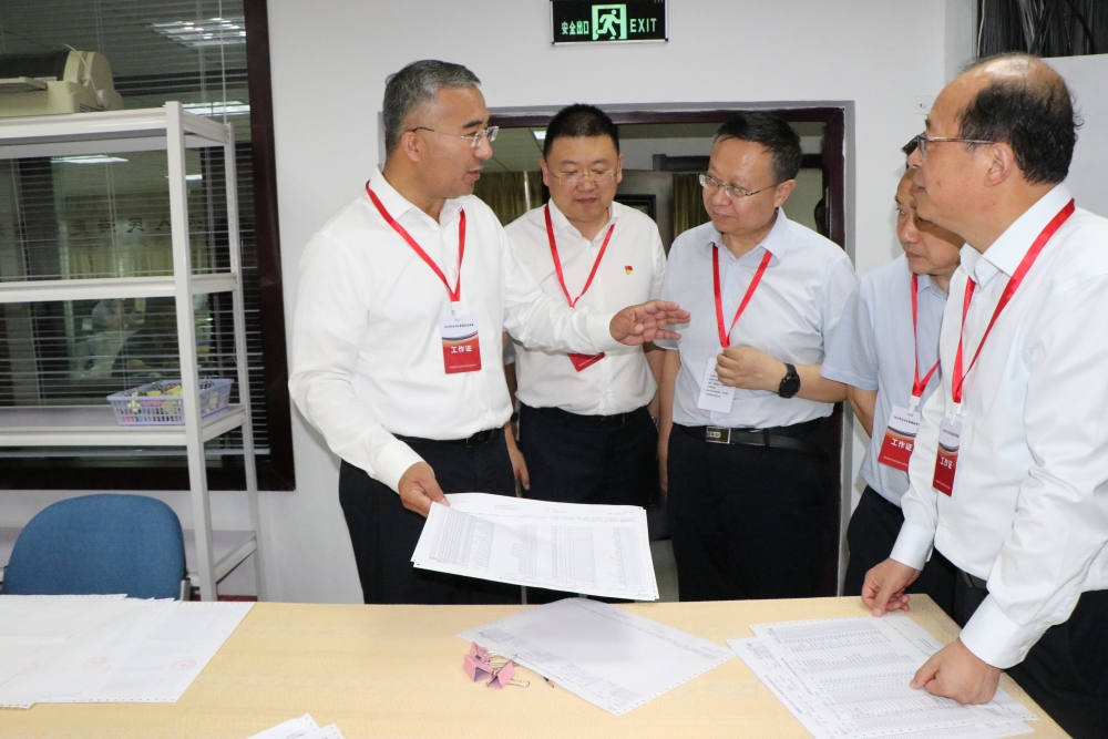 凯赛尔·阿不都克热木视察2023年普通高校招生录取现场了解邮寄打印组工作情况