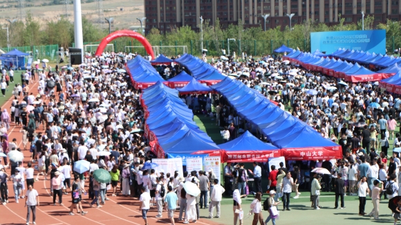 近300所高校与近6万名新疆学子和家长面对面——新疆2025年最大规模高校招生政策宣传咨询会6月28日顺利举办